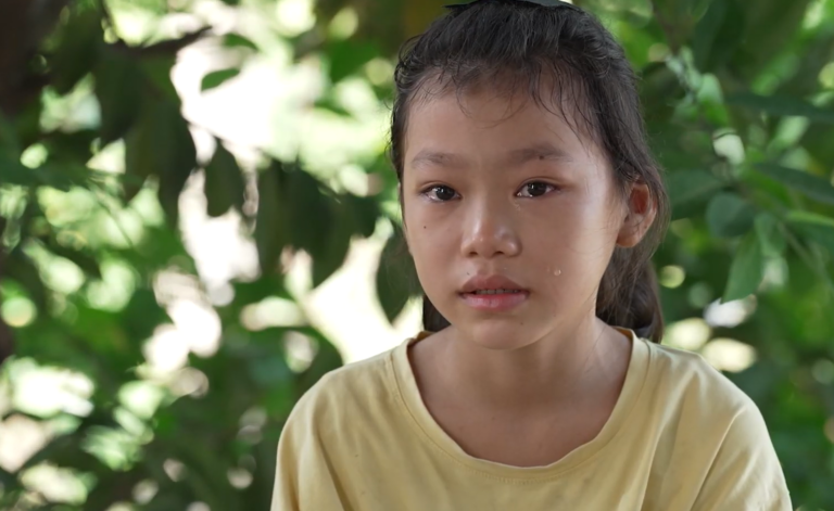 Giọt nước mắt lăn dài trên má cô bé Phụng Tiên khi nhớ lại hình ảnh người cha đã mất vì tai nạn lao động