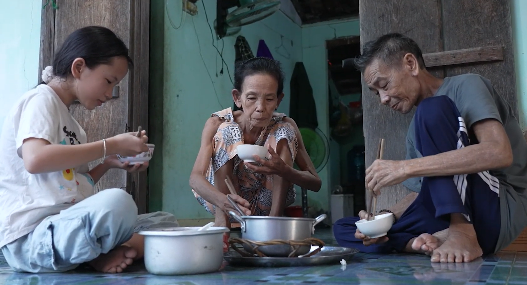 Ông bà ngoại già yếu là điểm tựa duy nhất của Bích Trà