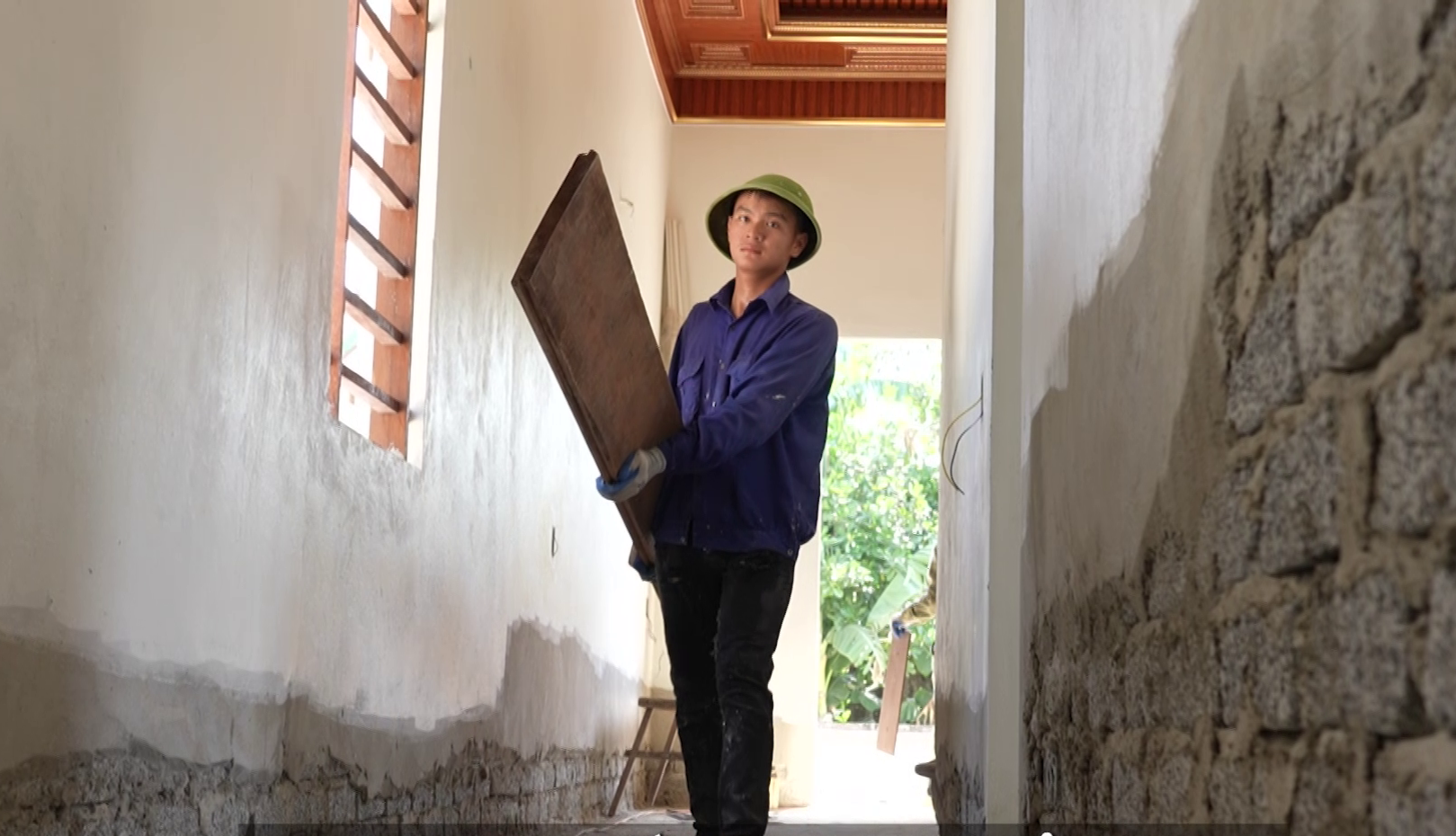 17 tuổi, Phước vừa đến trường vừa tranh thủ đi phụ hồ để đỡ đần mẹ và chăm lo gia đình