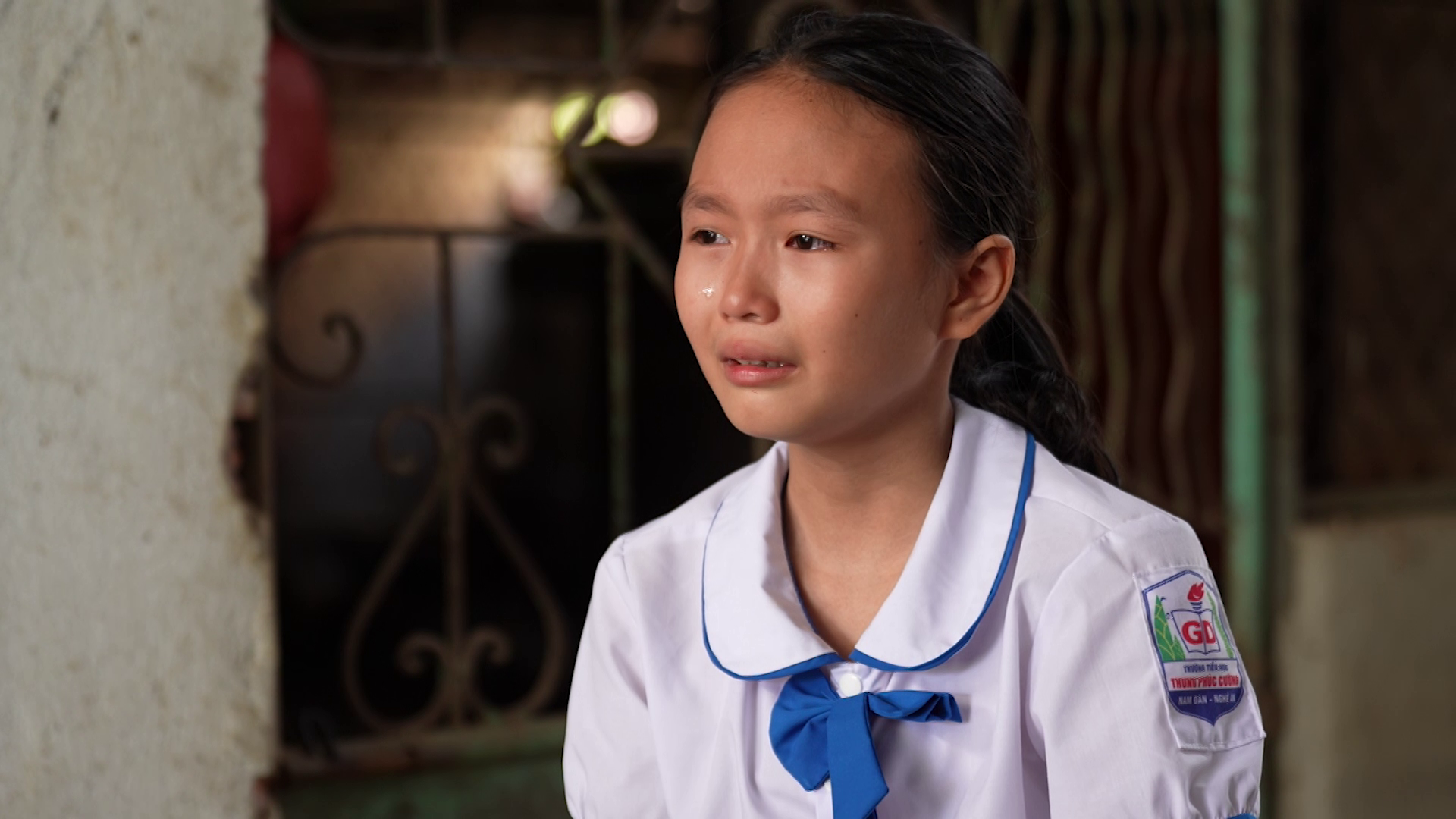 Nước mắt lăn dài trên gương mặt cô bé khi nhắc về người cha đang sống thực vật