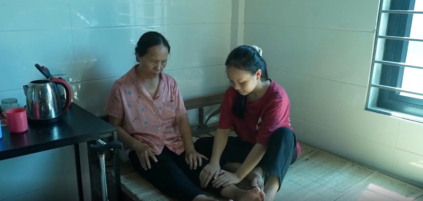Sau biến cố của mẹ, ba chị em Triệu Vy thay nhau làm việc nhà và chăm sóc mẹ
