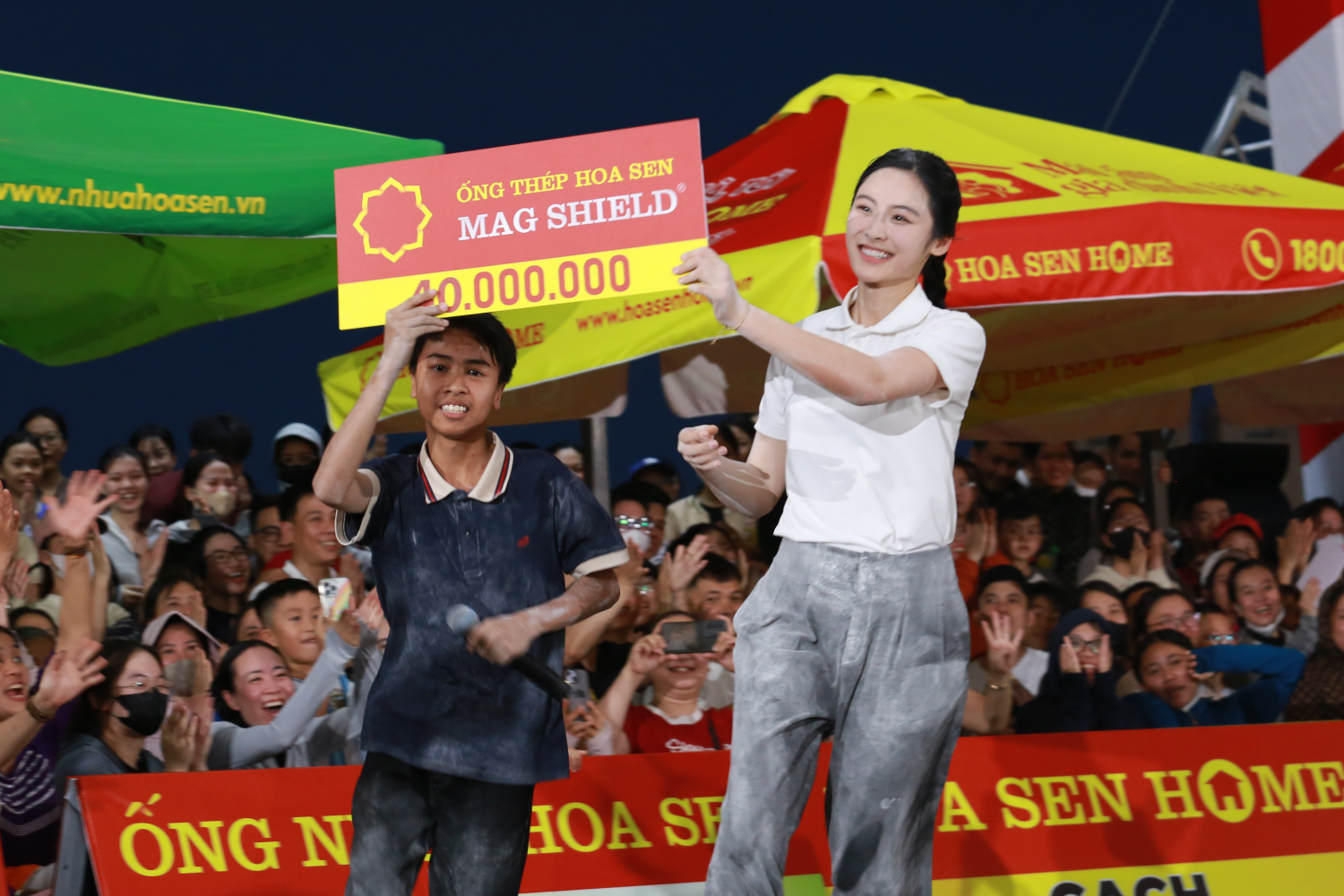 Từ những giọt nước mắt đến nụ cười, phần thưởng tiếp thêm hy vọng cho mẹ con Đình Hào