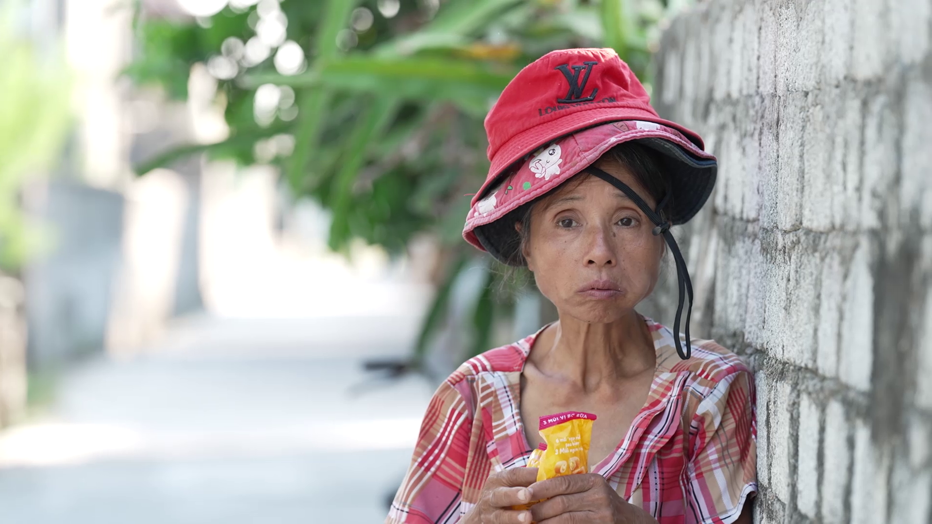 Người mẹ gầy gò, tinh thần không minh mẫn vẫn luôn cố gắng chắt chiu từng chút để chăm lo cho con trai