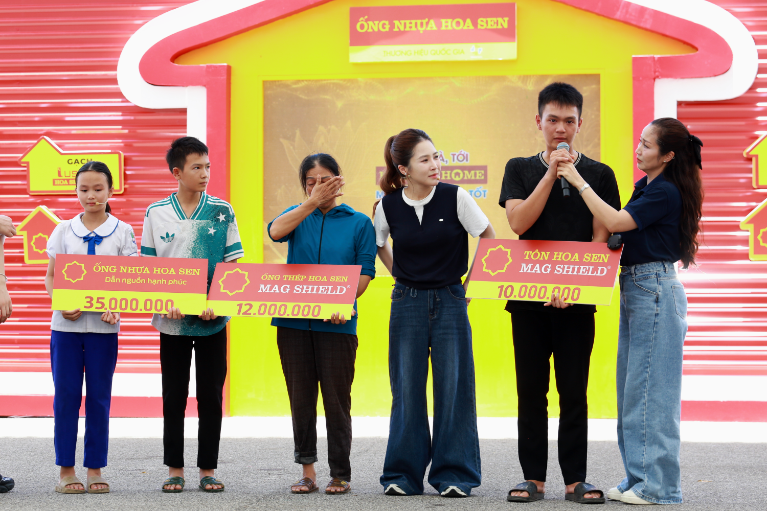 Những phần thưởng ý nghĩa được trao tận tay, tiếp thêm động lực để các gia đình vững bước vượt qua khó khăn