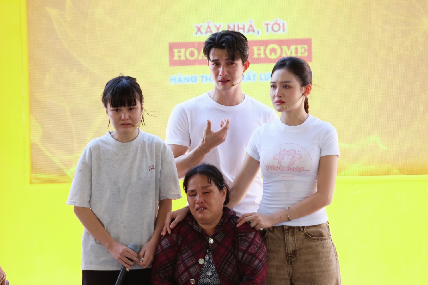 Diễn viên Trần Ngọc Vàng không khỏi nghẹn ngào khi lắng nghe câu chuyện của các em nhỏ