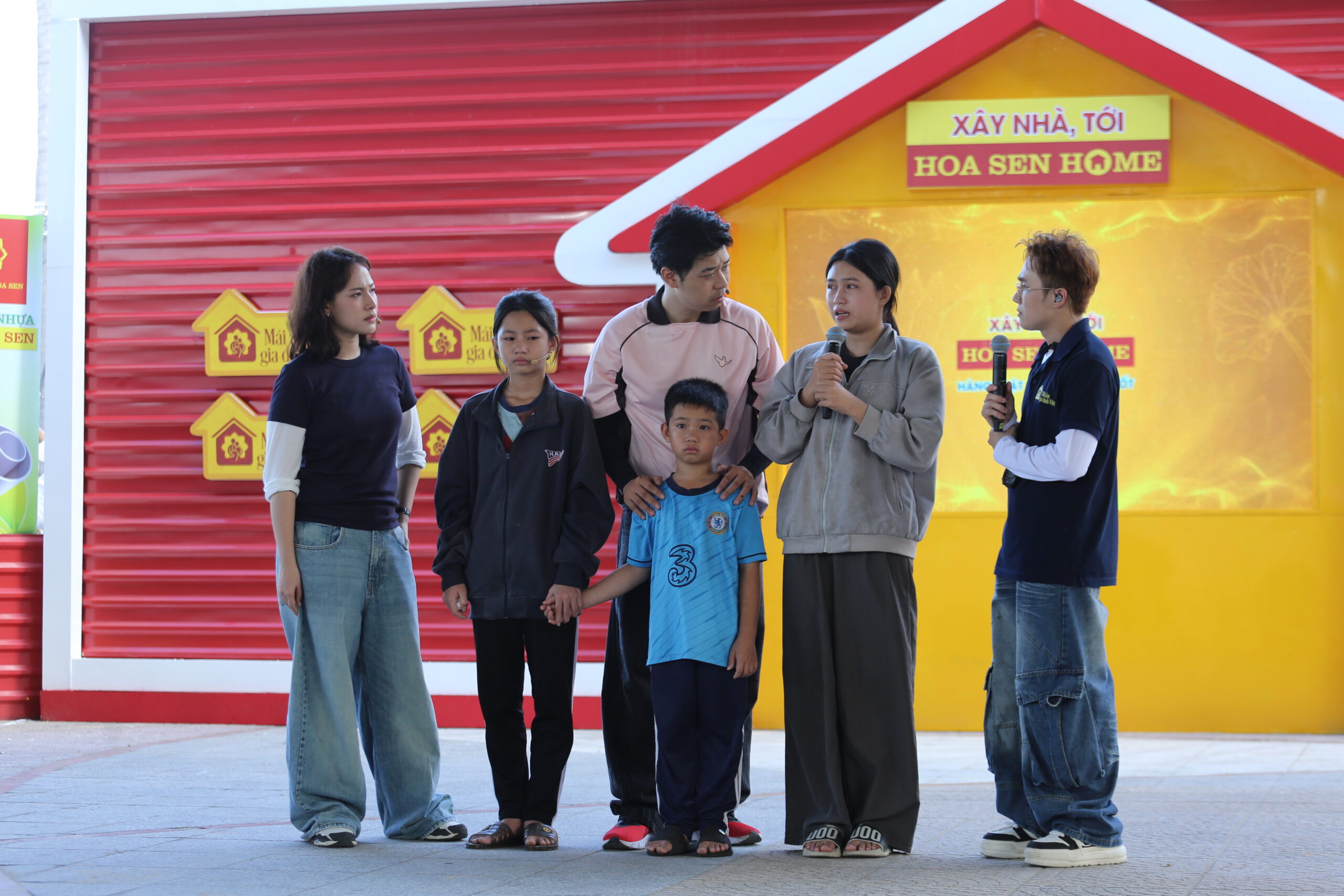 MC Huỳnh Lập, ca sĩ Cara và MC Vĩnh Phú không kìm được nước mắt trước sự hy sinh của người chị cả 19 tuổi