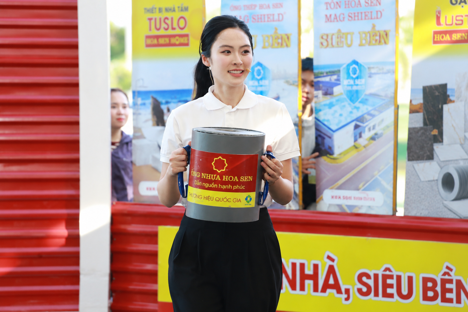 “Chiếc thùng yêu thương” trở thành nơi khán giả gửi trao những tấm lòng sẻ chia đến các em nhỏ có hoàn cảnh khó khăn