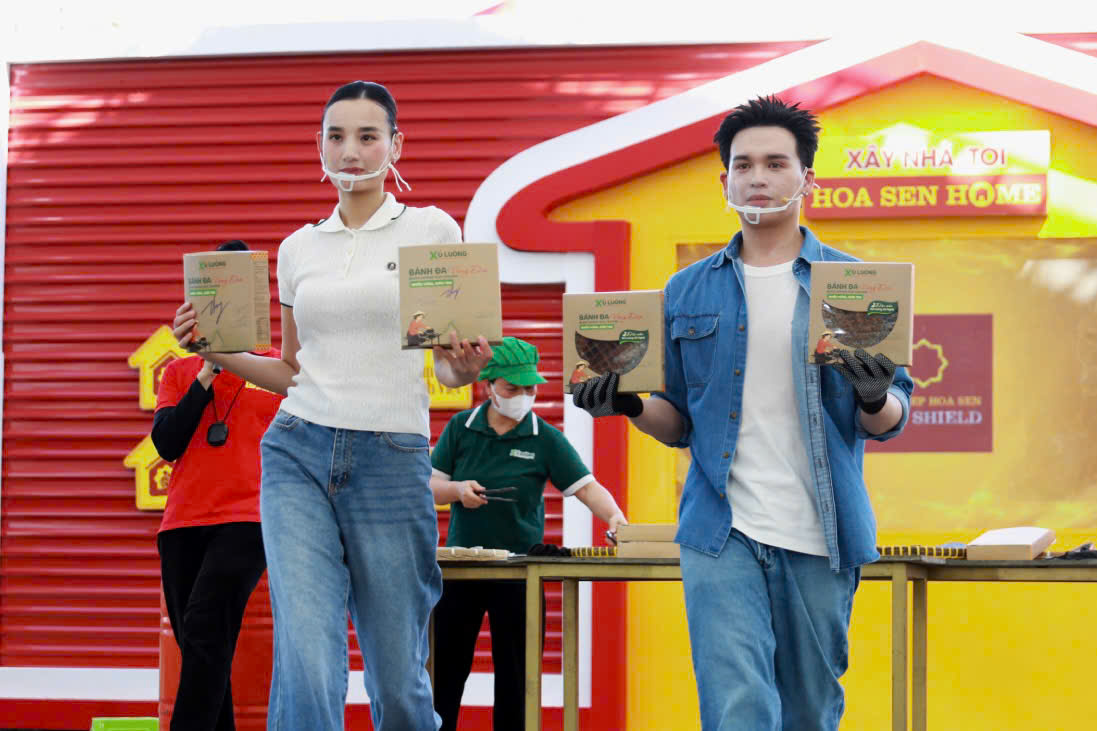 Ca sĩ Nguyễn Trần Trung Quân và người mẫu Lê Thúy rao bán bánh đa vừng đen Xứ Lường và bất ngờ nhận được sự ủng hộ nhiệt tình từ khán giả