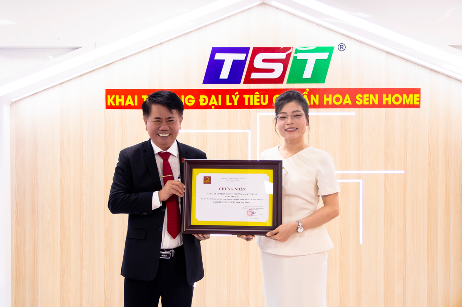Ông Vũ Văn Thanh - Tổng Giám đốc Tập đoàn Hoa Sen trao Giấy chứng nhận Đại lý tiêu chuẩn Hoa Sen Home cho Đại lý Tân Sáng Tạo