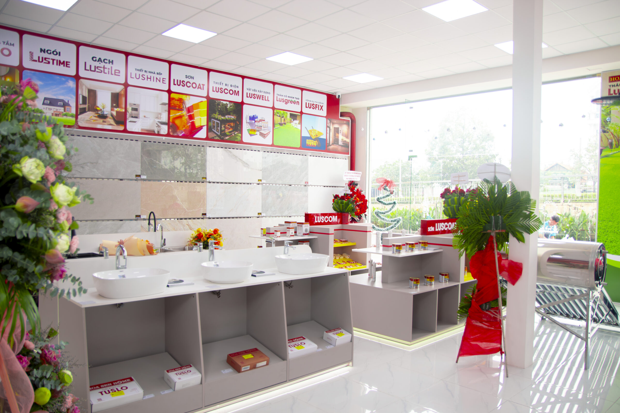 Không gian trưng bày được thiết kế đồng bộ, tạo diện mạo chuyên nghiệp cho cửa hàng