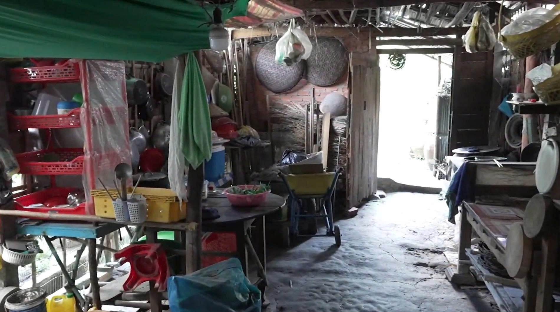 Căn nhà gỗ hơn 30 năm tuổi, mái lợp lá đã xuống cấp là nơi hai cha con Minh Kha nương tựa vào nhau