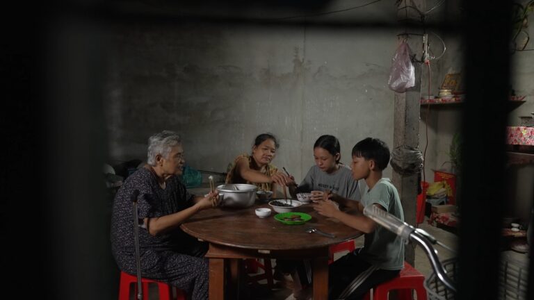 Căn nhà xuống cấp, ẩm thấp của gia đình Như sau nhiều năm chật vật mưu sinh