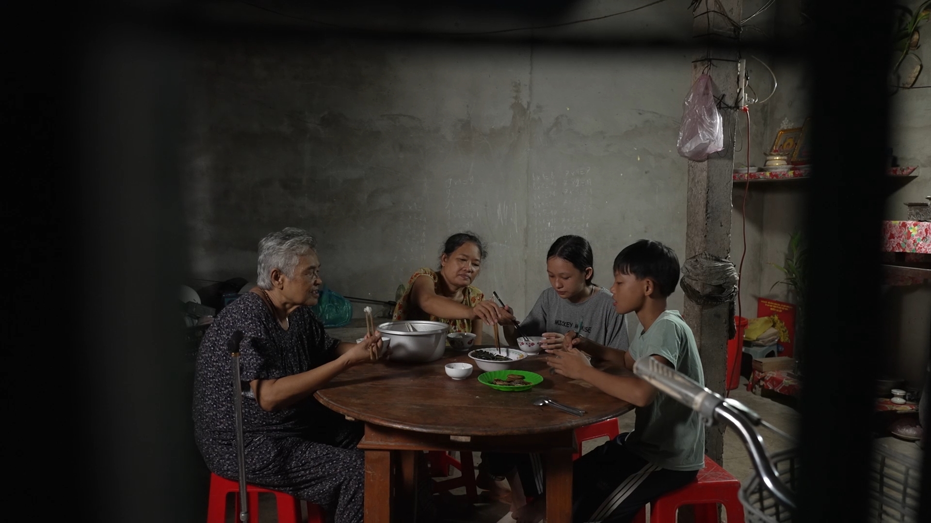 Căn nhà xuống cấp, ẩm thấp của gia đình Như sau nhiều năm chật vật mưu sinh