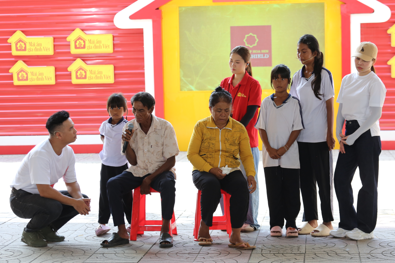 Trương Thế Vinh ân cần trò chuyện, động viên gia đình sau những mất mát
