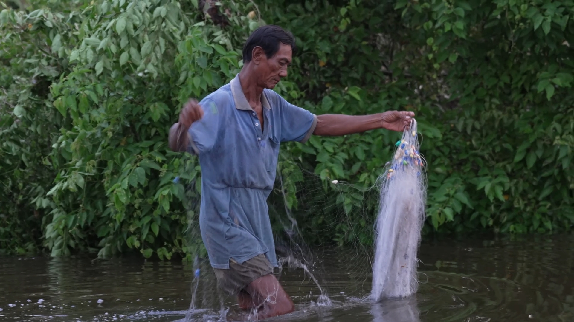 Ông nội tuổi cao vẫn gắng gượng giăng lưới, bắt cá kiếm tiền nuôi ba chị em Mai ăn học