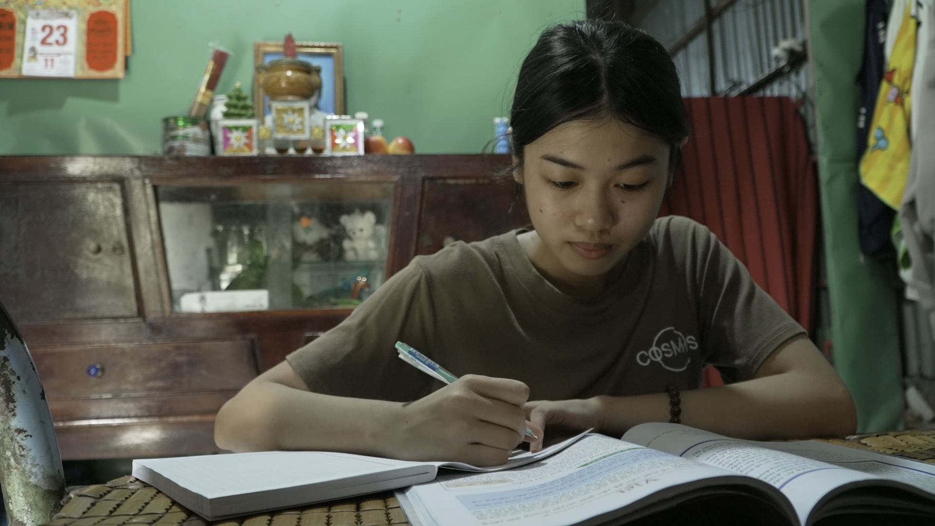 Dù cuộc sống còn nhiều thiếu thốn, Trâm vẫn chắt chiu từng khoản chi tiêu, nuôi ước mơ học tập để sau này có điều kiện chữa bệnh cho cha