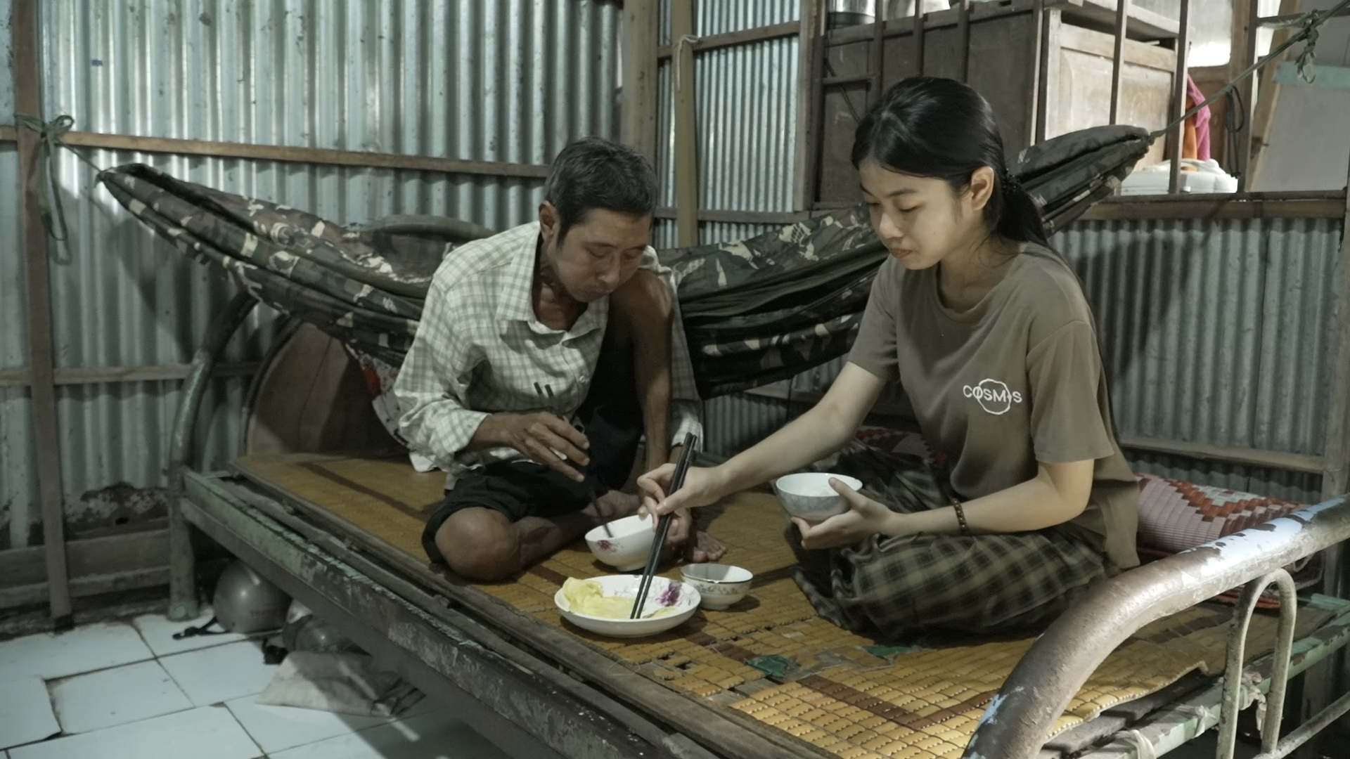 Bữa cơm đạm bạc của hai cha con Trâm, khi cuộc sống chỉ dựa vào khoản trợ cấp hộ nghèo và sự giúp đỡ của bà con