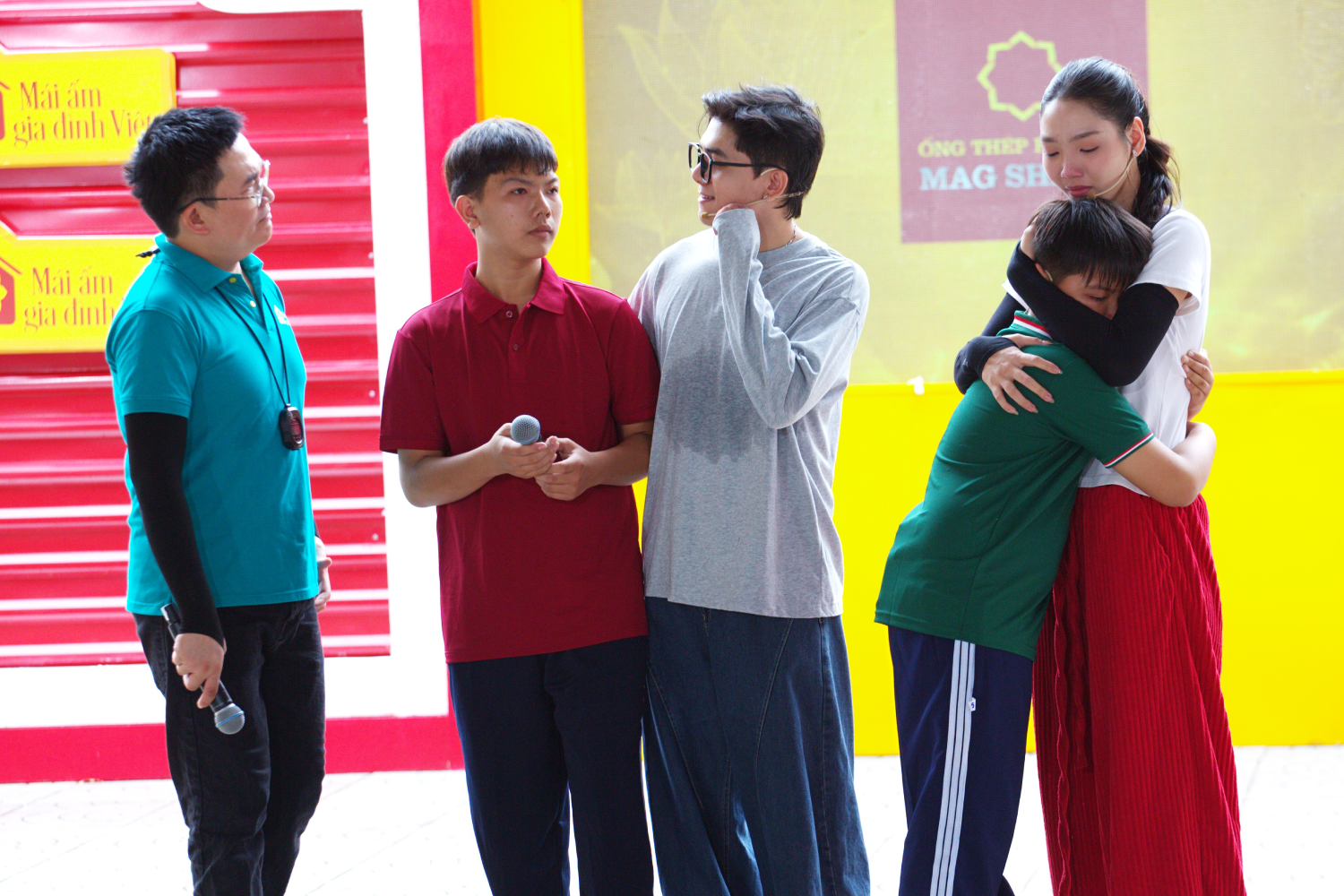 Đại Nghĩa và Phát Huy T4 động viên hai anh em Hoàng Võ mạnh mẽ bước tiếp, giữ vững việc học và ước mơ