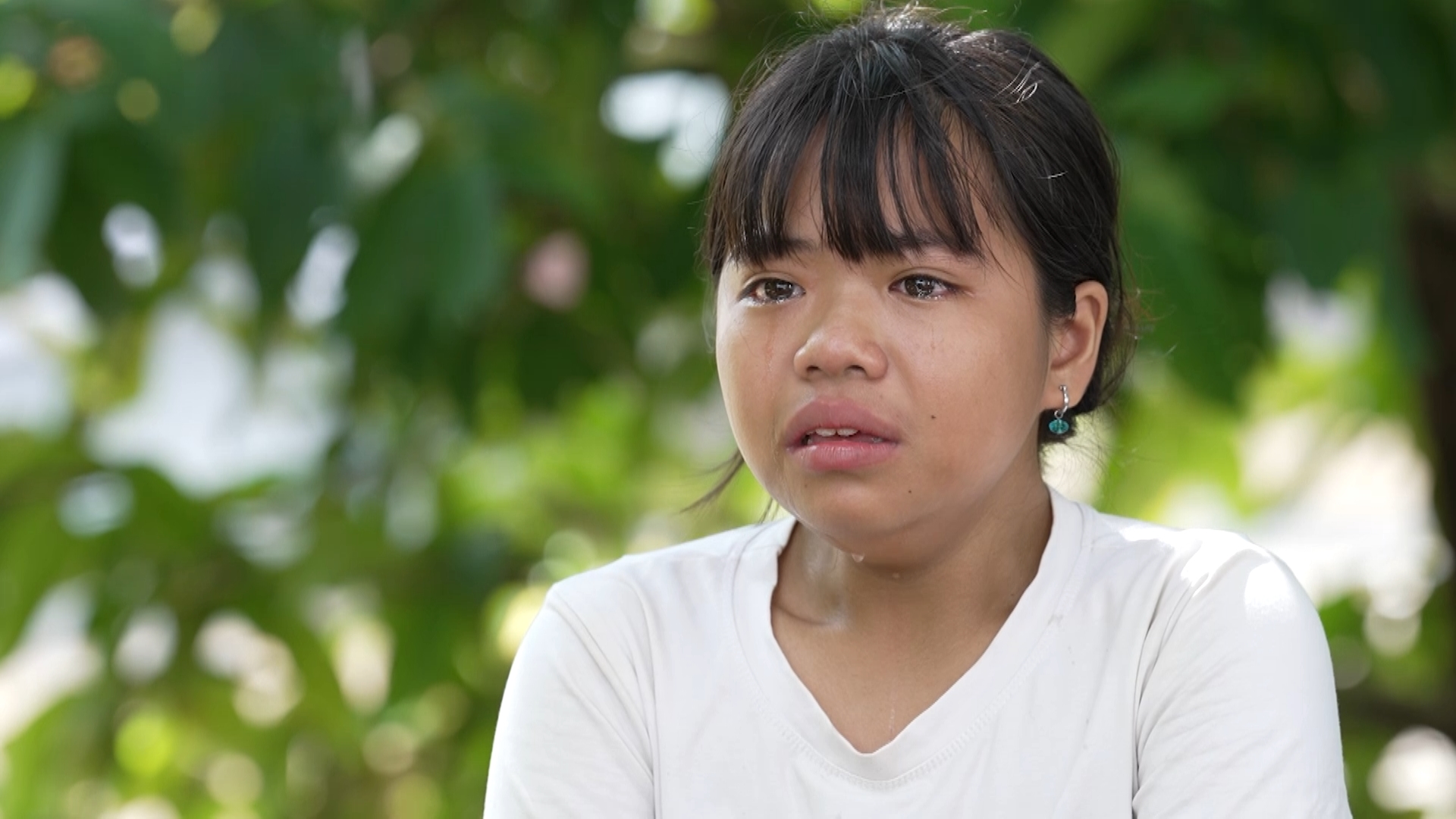 Phía sau vẻ ngoài hiểu chuyện của cô bé 12 tuổi là nỗi xót xa khi chứng kiến cha đnằm một chỗ sau tai nạn, mẹ bại liệt từ nhỏ