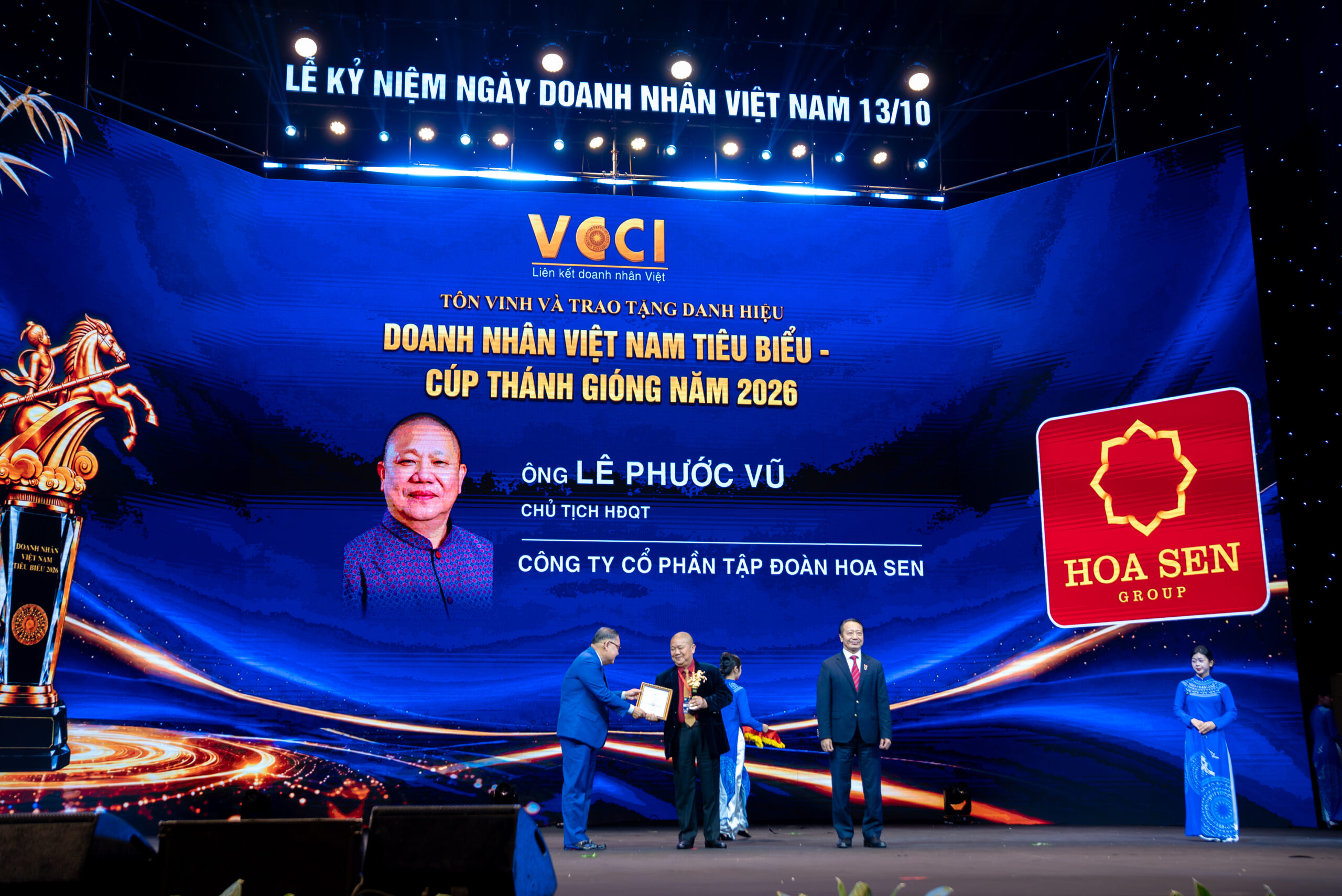 Ông Lê Phước Vũ - Chủ tịch Tập đoàn Hoa Sen nhận danh hiệu Doanh nhân Việt Nam tiêu biểu - Cúp Thánh Gióng 2026 (Ảnh: BTC)