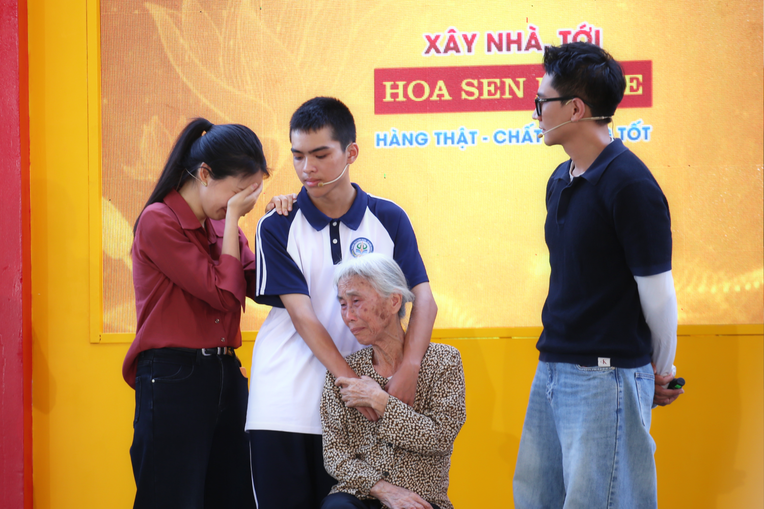 MC Hồng Nhung xúc động khi lắng nghe những câu chuyện của hai bà cháu