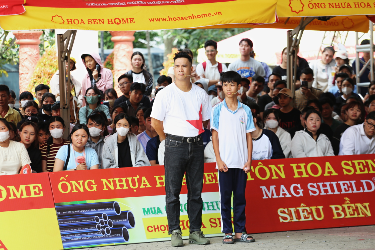 Trương Thế Vinh đến cạnh Trọng Phúc khi thấy em một mình đứng giữa trường quay đông người
