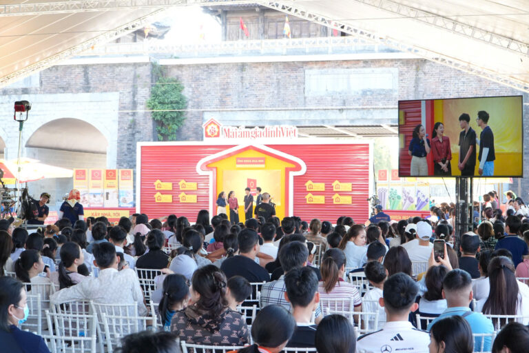 Mái ấm gia đình Việt bước vào ngày ghi hình đầu tiên tại khu vực Cổng Tam quan, đường Tràng An, phường Hoa Lư, tỉnh Ninh Bình