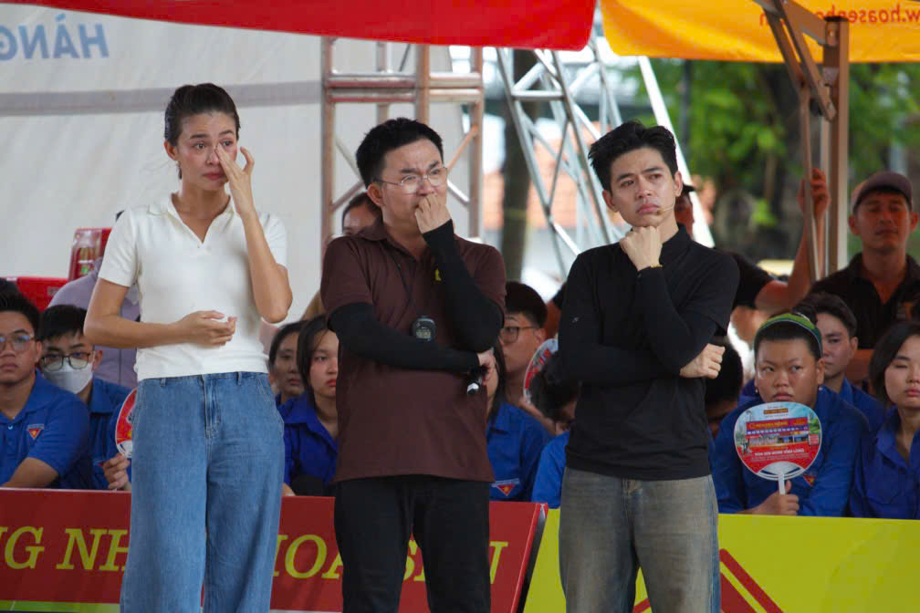 MC Đại Nghĩa, Đạt Long Vinh và Mâu Thủy lắng nghe những câu chuyện đầy nghị lực, không giấu được sự xót xa trước những thiệt thòi mà các em nhỏ sớm phải trải qua