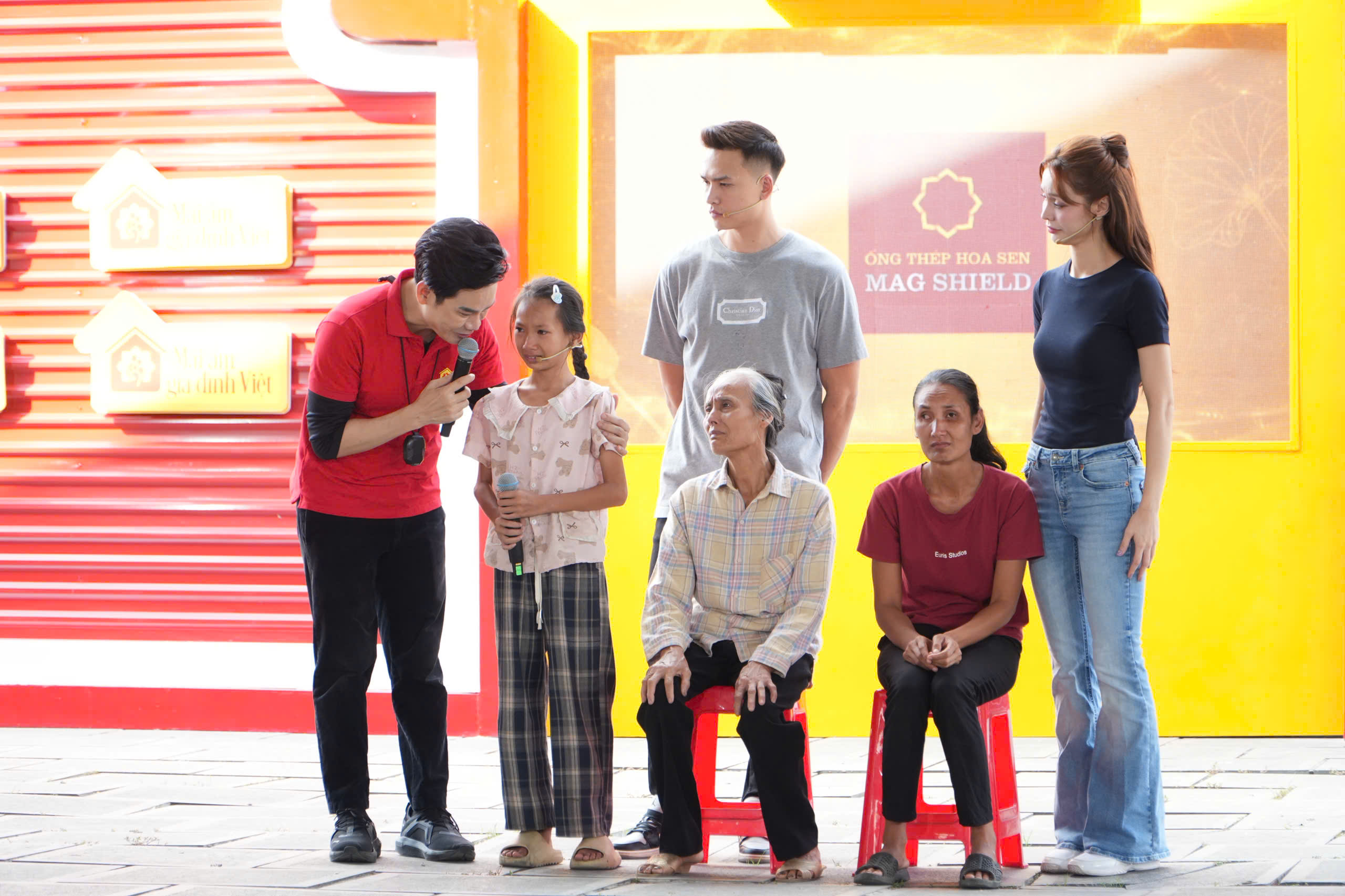 Những khoảnh khắc gần gũi, ân cần động viên của nghệ sĩ dành cho các em nhỏ