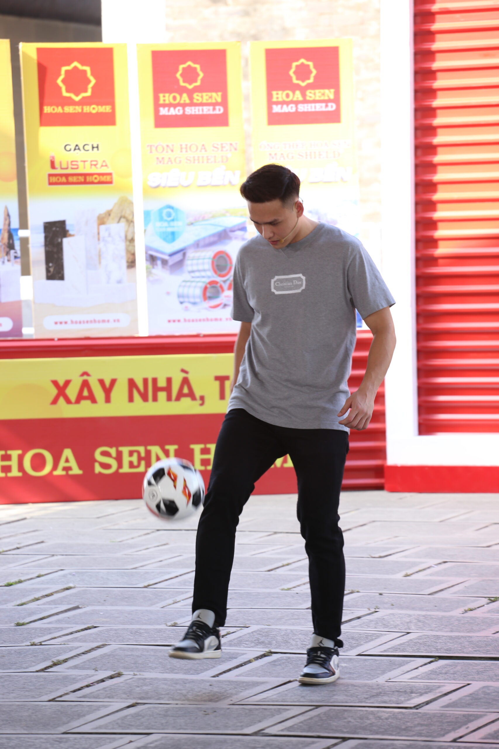 Bùi Hoàng Việt Anh trổ tài tâng bóng điêu luyện, mang đến không khí sôi nổi cho buổi ghi hình