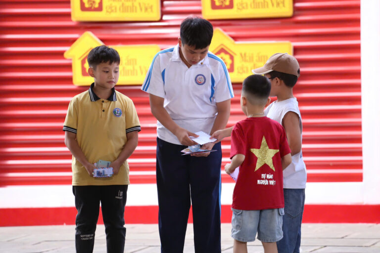 Tinh thần “lá lành đùm lá rách” được tiếp nối qua những hành động sẻ chia đầy ý nghĩa của các khán giả nhí tại Mái ấm gia đình Việt